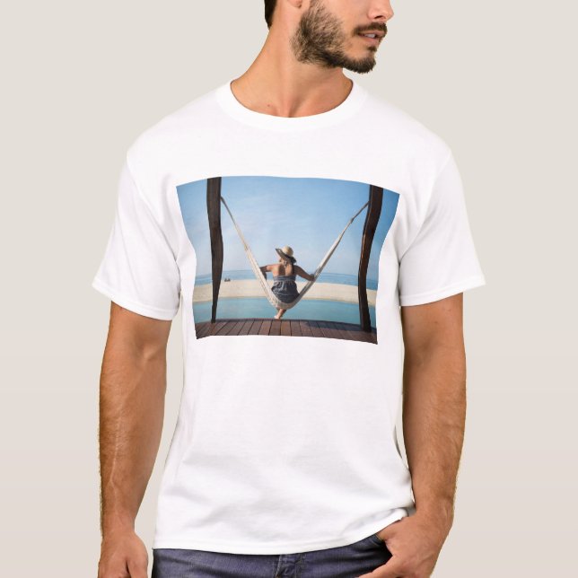 T-shirt Femme s'asseyant sur un hamac à un petit hôtel (Devant)