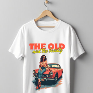 T-shirt Femme sur une voiture ancienne