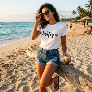 T-Shirt Femme Wifey Moderne Noir Script RedHeart
