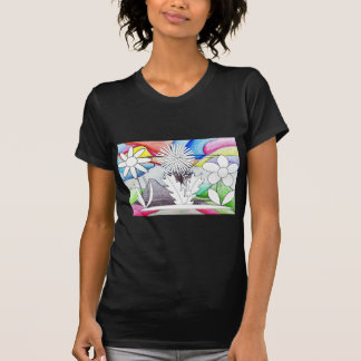 T-shirt femmes dessinant une chemise à fleurs colorées