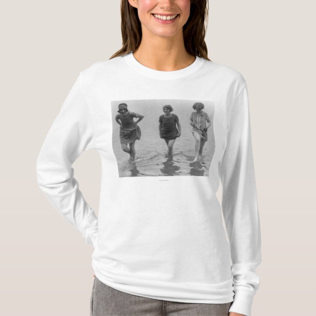 T-shirt Femmes pataugeant à la photographie de plage (Devant)