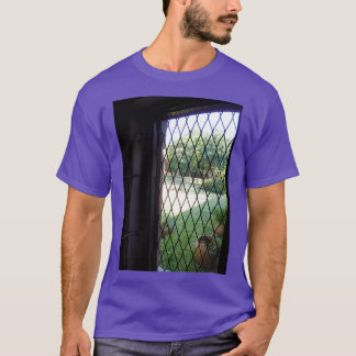 T-shirt Fenêtre ouverte avec treillis donnant sur le gard 