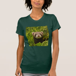 T-shirt Ferret Brown dans l'herbe