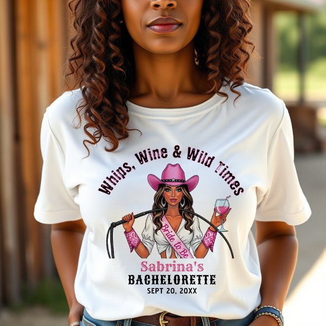 T-shirt Fête de Fiançailles de Cowgirl Fouette Vin & Momen (Cowgirl Bachelorette Party Whips Wine & Wild Times T-Shirt
)