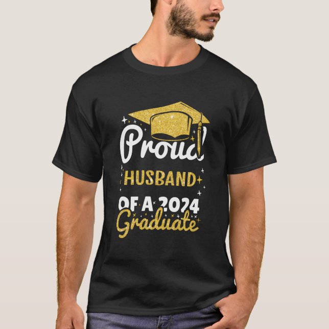 T-shirt Fier Mari D'Une Famille De Diplômés De 2024 (Devant)