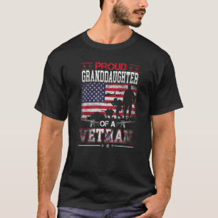 T-shirt Fière Petite-Fille D'Un Vétérinaire Drapeau Milita