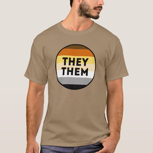 T-shirt fièrement arborant les pronoms de l'ours (Devant)