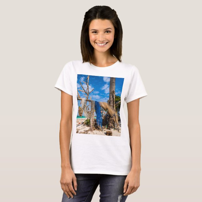 T-shirt Filets de pêche séchant sur la plage (Devant entier)