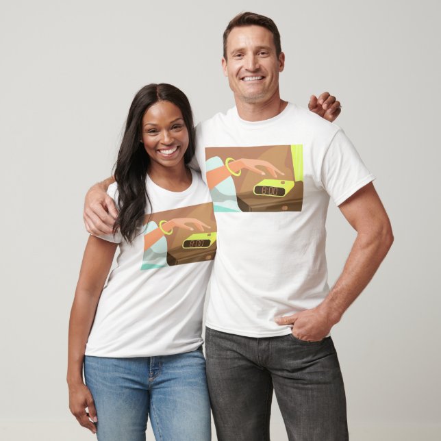 T-shirt Filles main poussant sur le bouton snooze du révei (Unisexe)