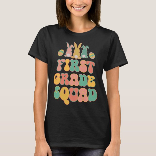 T-shirt First Grad Squad Teacher  Retro Groovy Easter Bunn (Devant)