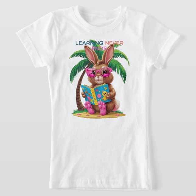 T-Shirt 🐰👓📖 Flip-Flops & Fiction – Bunny Edition (Poser)