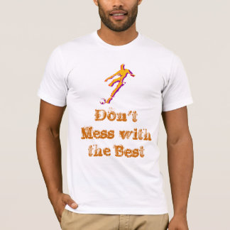 T-shirt Footballeur donnant un coup de pied la boule avec