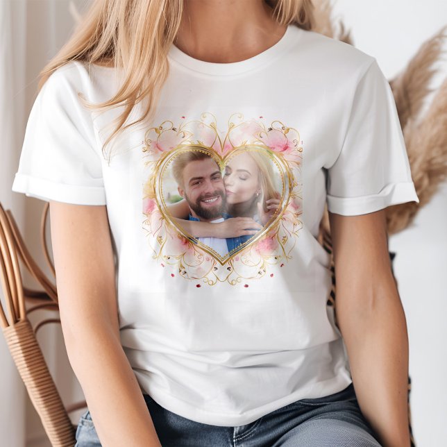T-shirt Forme de coeur rose Cadre photo Saint-Valentin (A young blond woman wearing a Pink Heart Shape Photo Frame Valentine's Day T-Shirt.)