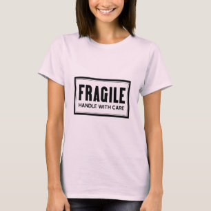 T-shirt Fragile manipulez avec des dames de soin