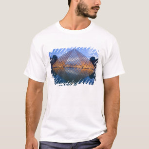 T-shirt France, Paris. Le Louvre au crépuscule. Crédit