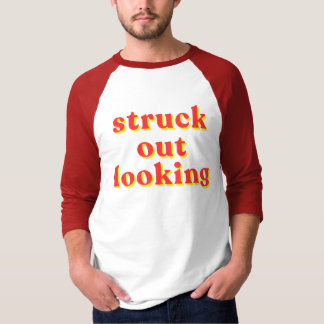 T-shirt Frappé en regardant