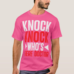 T-shirt Frappez Qui Est Là Docteur —