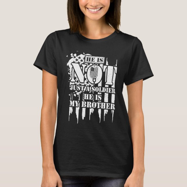 T-shirt Frère Il N'Est Pas Seulement Un Soldat Il Est Mon  (Devant)