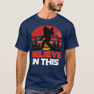 T-shirt Funny Bigfoot Middle Finger croire en ce coucher d