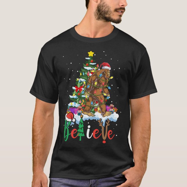 T-shirt Funny Bigfoot sapin de Noël Lumières Noël Sasquatc (Devant)