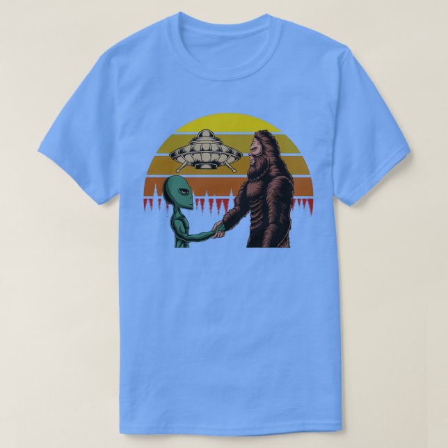 T-shirt Funny Bigfoot Sasquatch et enlèvement d'ovnis Alie (Design devant)
