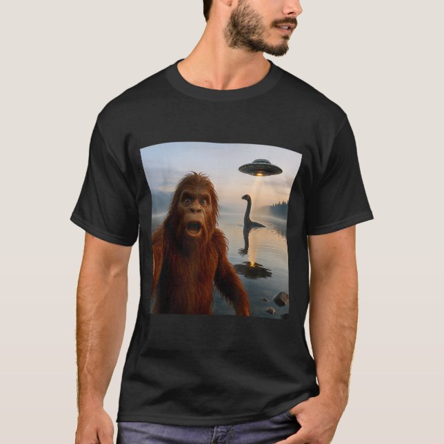 T-shirt Funny Bigfoot Selfie With Loch Ness Monster And Uf (Devant)