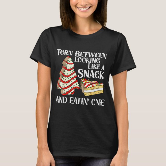T-shirt Funny Christmas Tree Cake Torn Between Looking Lik (Devant)