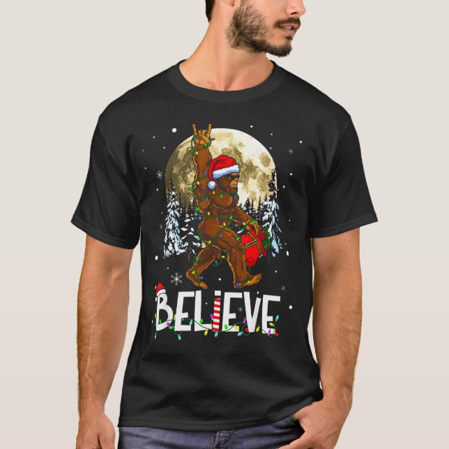 T-shirt Funny Christmas Xmas Bigfoot Believe Sasquatch In  (Devant)