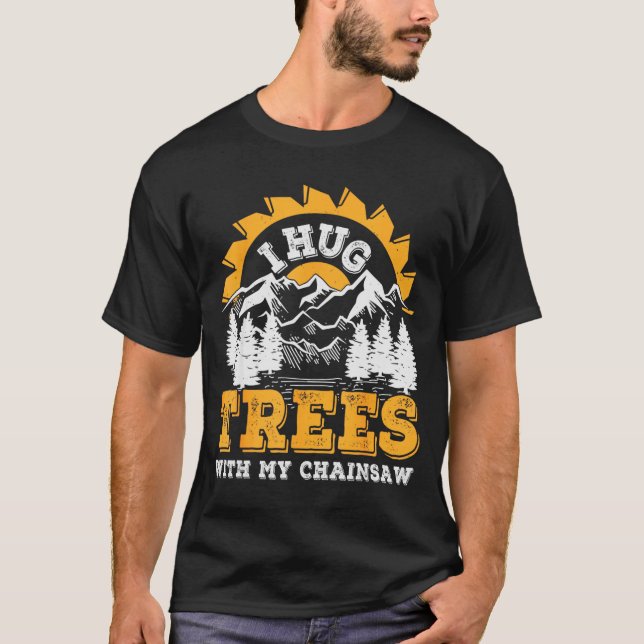 T-shirt Funny I Hug Trees Chainsaw Logger Mountain Design  (Devant)