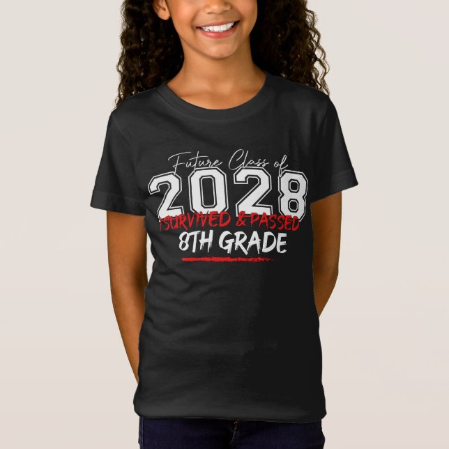 T-Shirt Future Class Of 2028 I Survived & Passed 8th Grade (Devant)