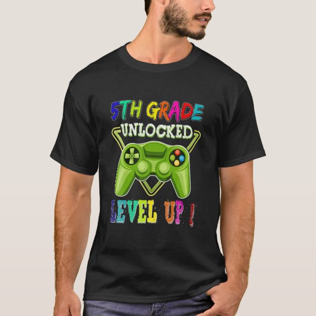 T-shirt Gamer de niveau de 5e année personnalisée déverrou (Devant)