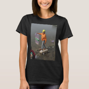 T-shirt garçon avec une canne à pêche pêche et vers
