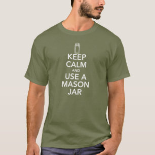 T-shirt Gardez le calme et employez une pièce en t blanch