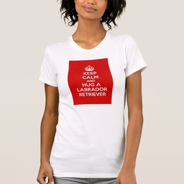 T-shirt Gardez le calme et étreignez labrador retriever (Devant)