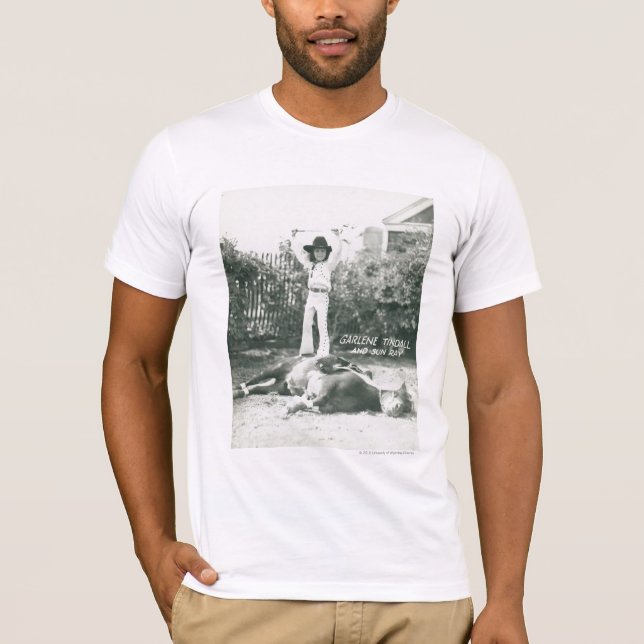 T-shirt Garlene Tindall se tenant sur un cheval de tour (Devant)