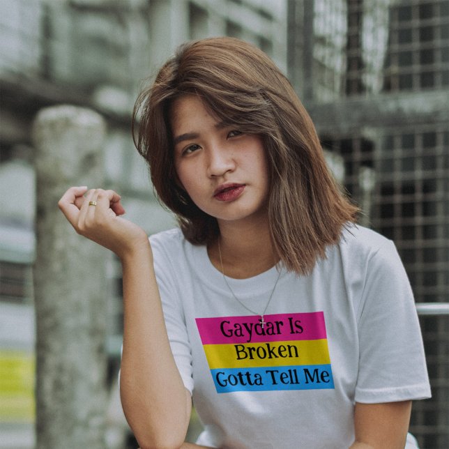 T-shirt Gaydar Est Cassé Gotta Me Dit Pansexual Pride (Gaydar Is Broken Gotta Tell Me - over a pansexual pride flag!)