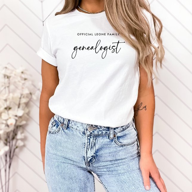 T-shirt Généalogiste officiel de la famille en script | St (A modern, trendy shirt for your family's genealogist)