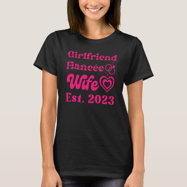 T-shirt Girlfriend Fiance Wife Est 2023 Mme M. Mariage Cou (Devant)