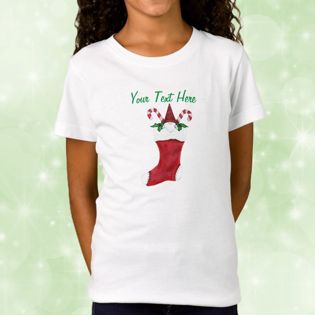 T-Shirt Gnome mignonne dans les Sucres de canne de stockag (Cute gnome with candy canes inside red Christmas stocking on kids holiday tee shirt.)