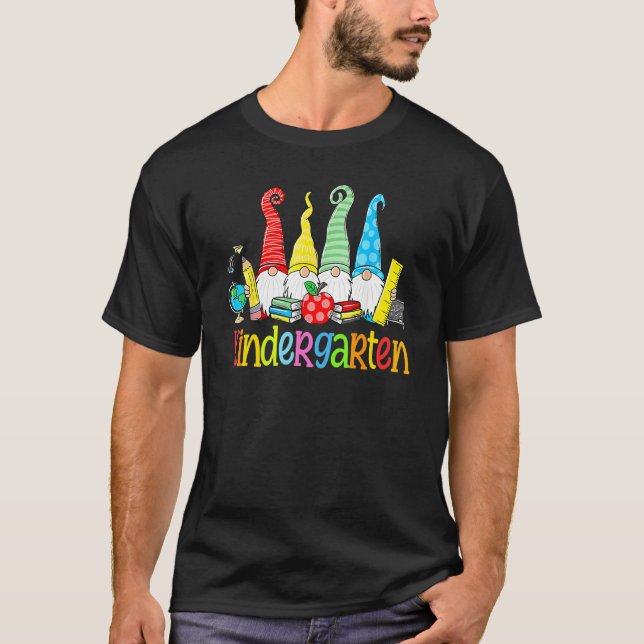 T-shirt Gnomes Kindergarten Crew First Day Teacher Back To (Devant)