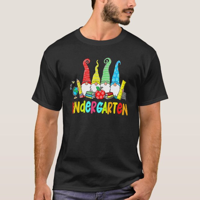T-shirt Gnomes Kindergarten Crew First Day Teacher Back To (Devant)