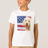 Goldendoodle avec drapeau américain