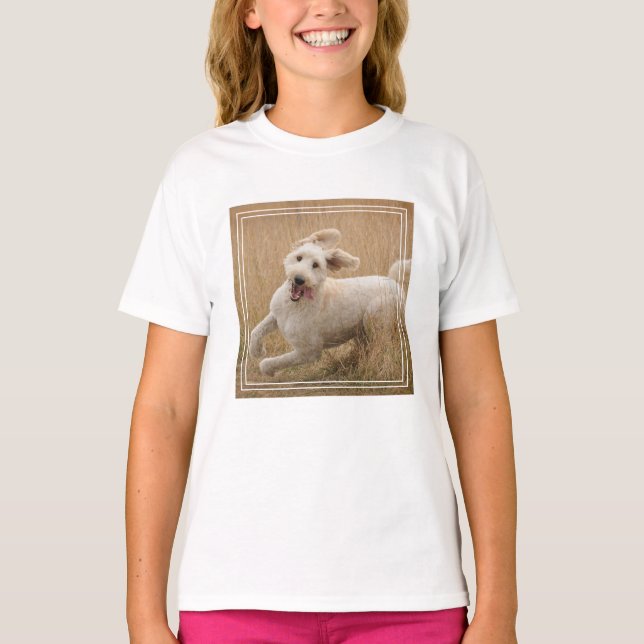 T-shirt Goldendoodle traverse l'herbe (Devant)