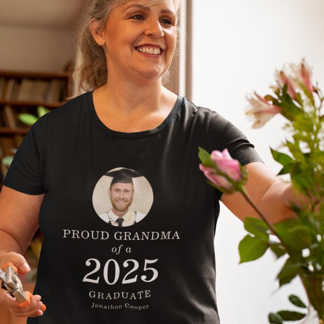 T-shirt Gras Blanc Texte Photo Fière Grand-mère 2025 Diplô (Créateur téléchargé)