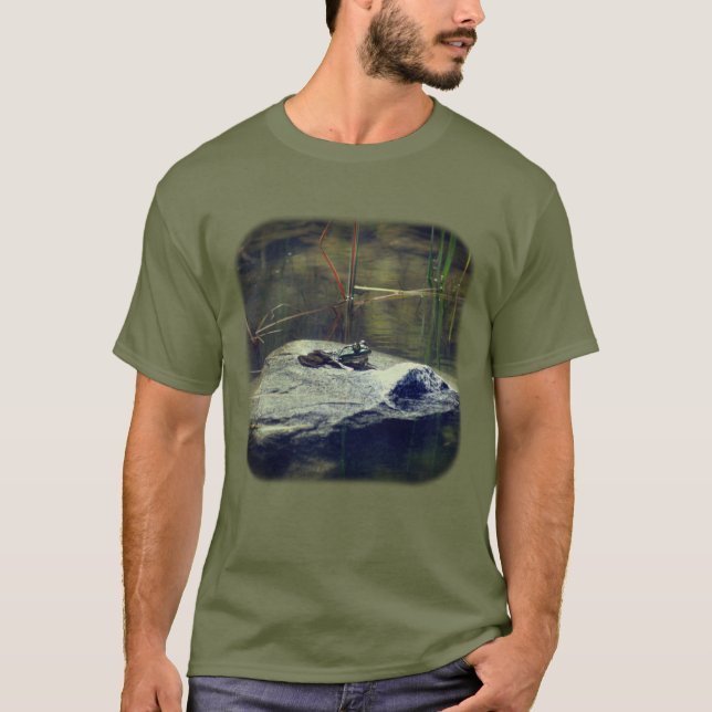 T-shirt Grenouille-taureau Sur La Roche Dans La Nature De  (Devant)