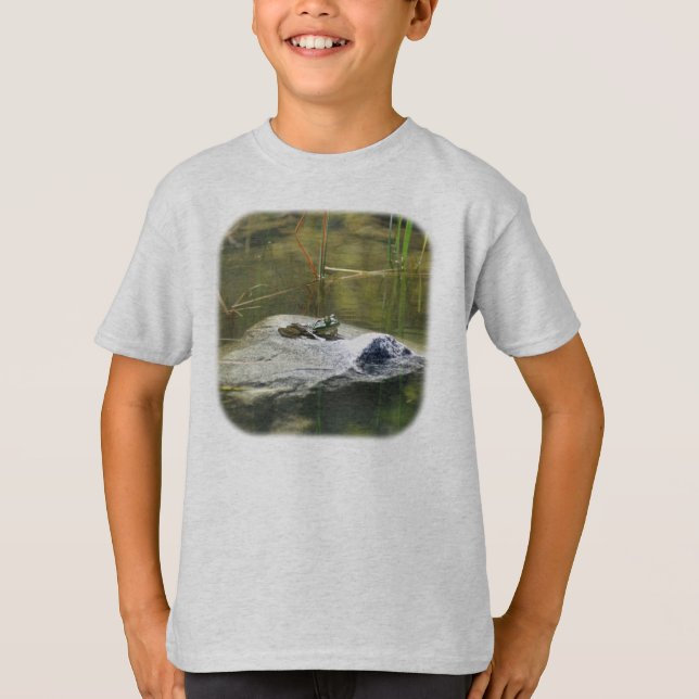 T-shirt Grenouille taureau sur rocher dans l'étang de la n (Devant)