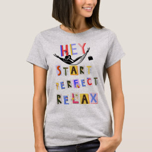 T-shirt gris avec écriture colorée