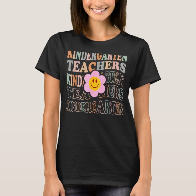 T-shirt Groovy Kindergarten Vibes Retro Face Teachers Back (Devant)