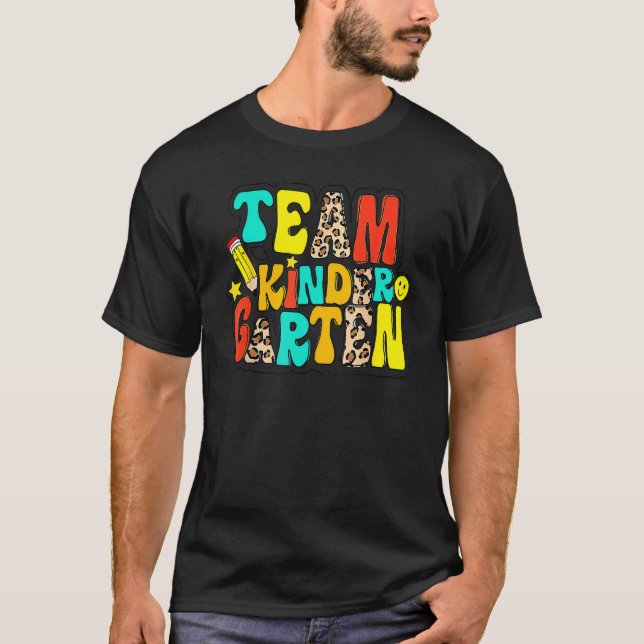 T-shirt Groovy Team Kindergarten Leopard Back To School Te (Devant)