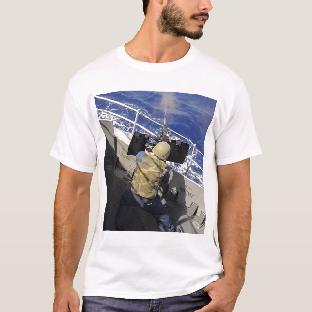 T-shirt Gunners Mate tirant une mitrailleuse de calibre 50 (Devant)